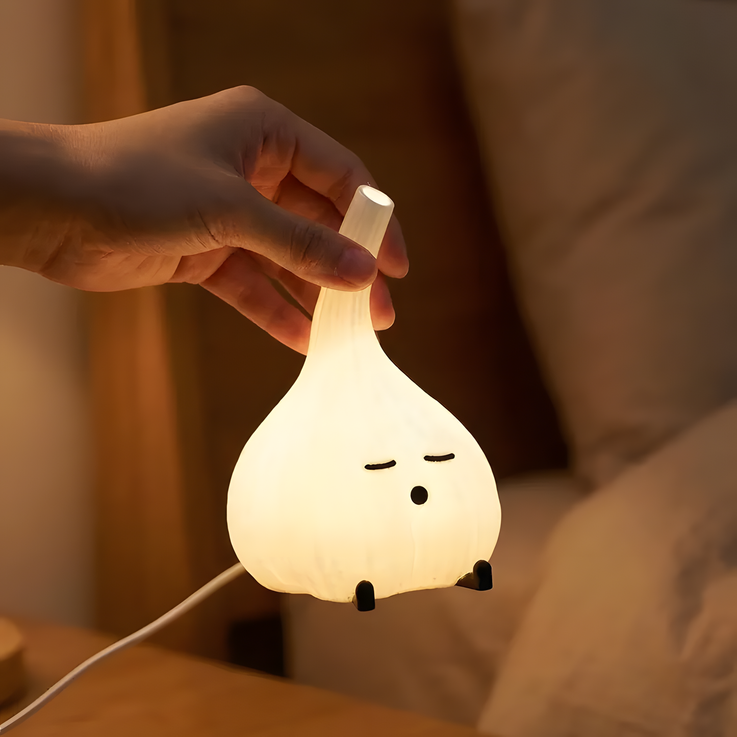 Cute Garlic Night Light | Kawaii Kitchen Decor Lamp | Funny Foodie Gift | Vampire Repellent Desk Buddy | USB Powered Vegetable Mood Lighting